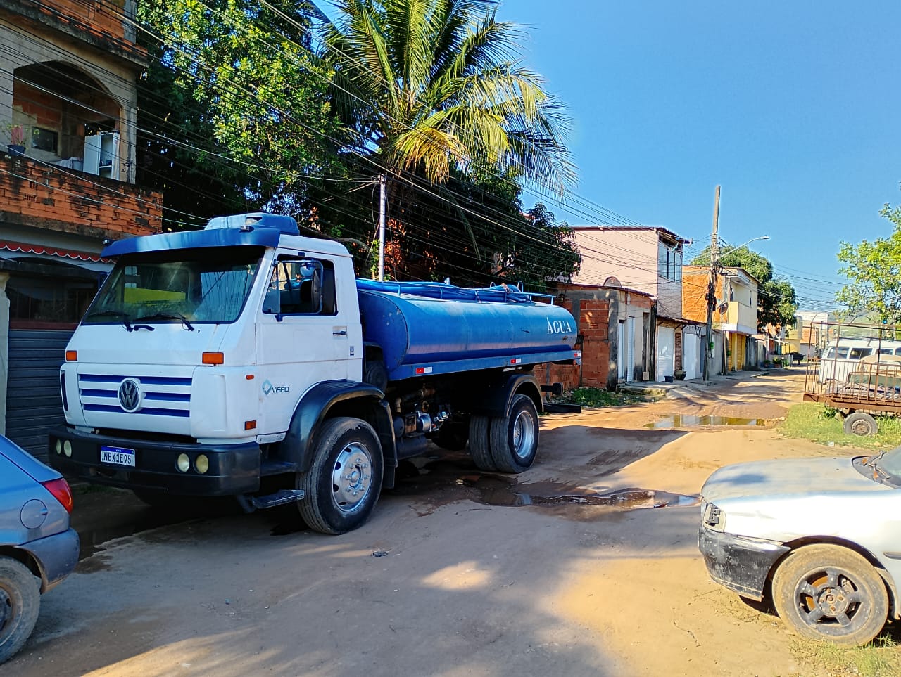 Caminhão pipa em rua